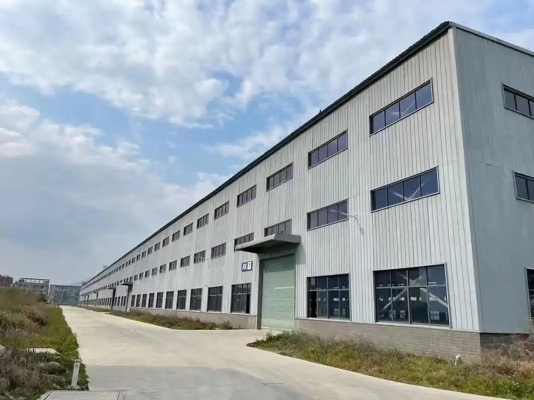 (出租) 丙二类消防1000平全新装修，办公室齐全！原房东无公摊，随时