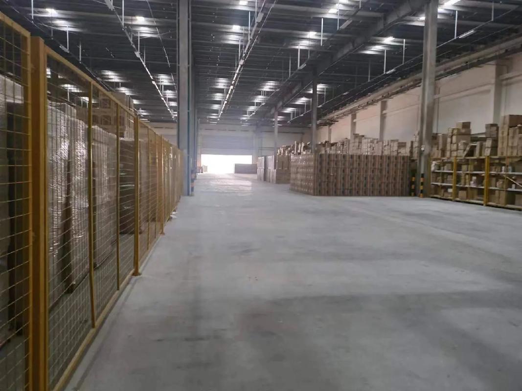 (出租) 停车方便，出行交通便捷